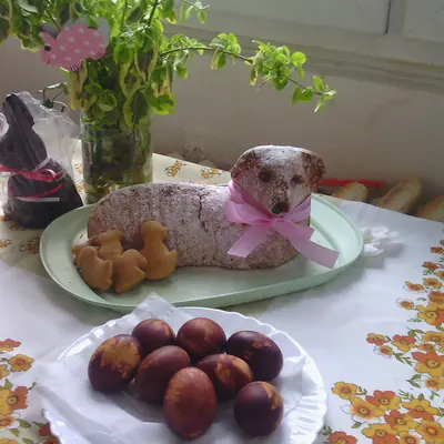 Снимка на великденска торта агънце и боядисани яйца